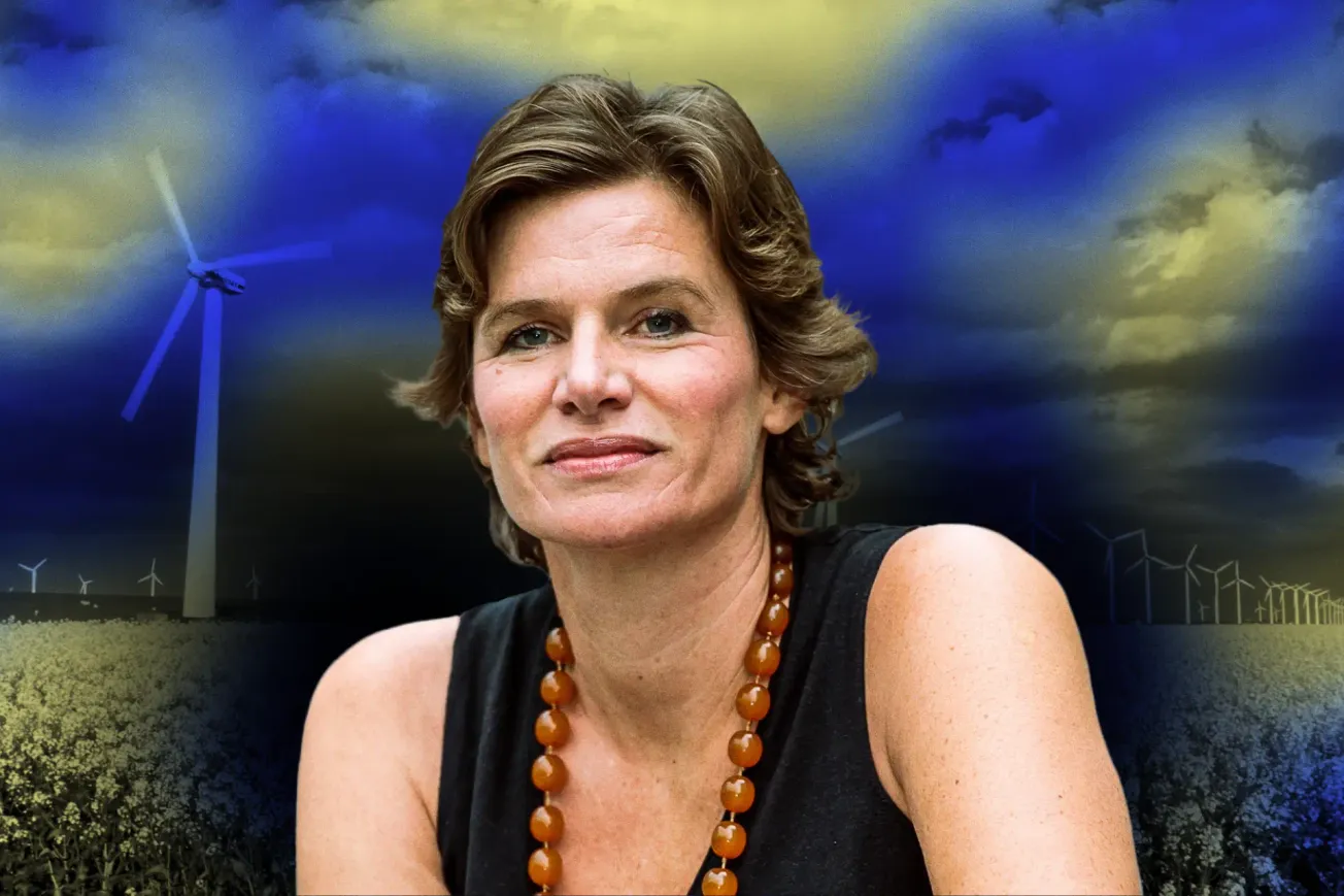 Mariana Mazzucato vor einem Feld mit Windkrafträdern.