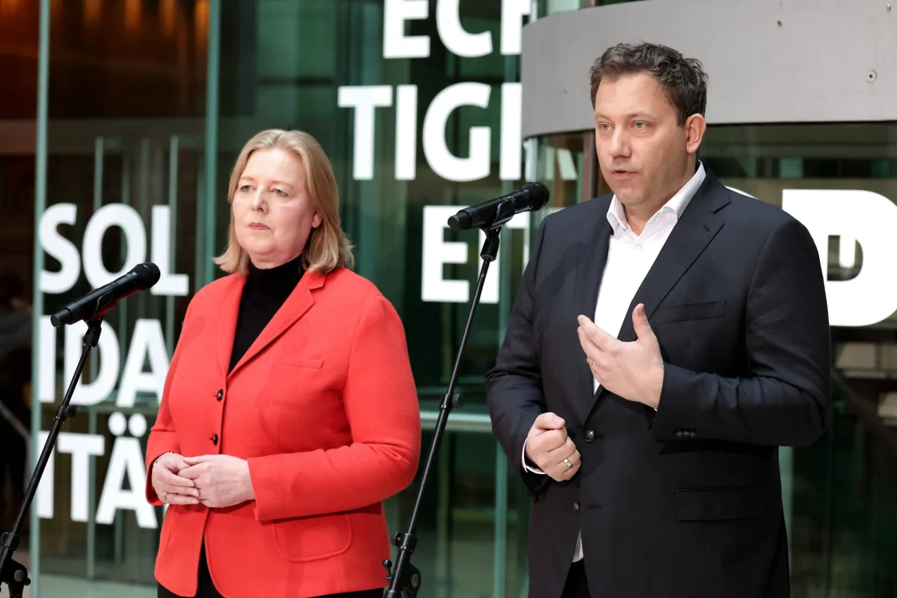 Bärbel Bas, Bundesarbeitsministerin, und Lars Klingbeil, Bundesfinanzminister (beide SPD) bei einer Pressekonferenz nach der Wahl in Rheinland-Pfalz.. Credit: IMAGO/Jens Schicke