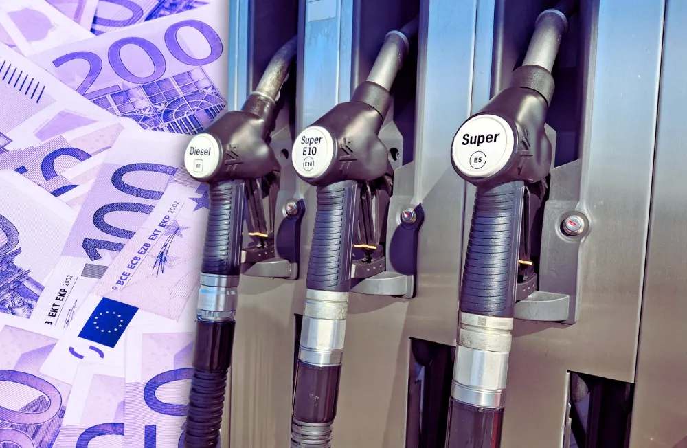 Zapfsäule einer Tankstelle vor einem Haufen von Euro-Scheinen. Collage: Surplus, Material: IMAGO/Wolfgang Maria Weber/Lobeca