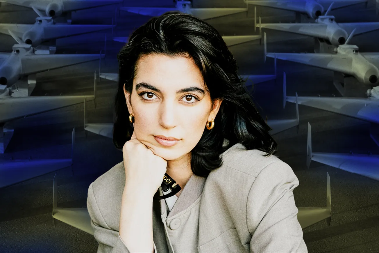 Aya Jaff im Portrait, im Hintergrund Militärdrohnen. Collage: Surplus Material: IMAGO/ZUMA Press Wire