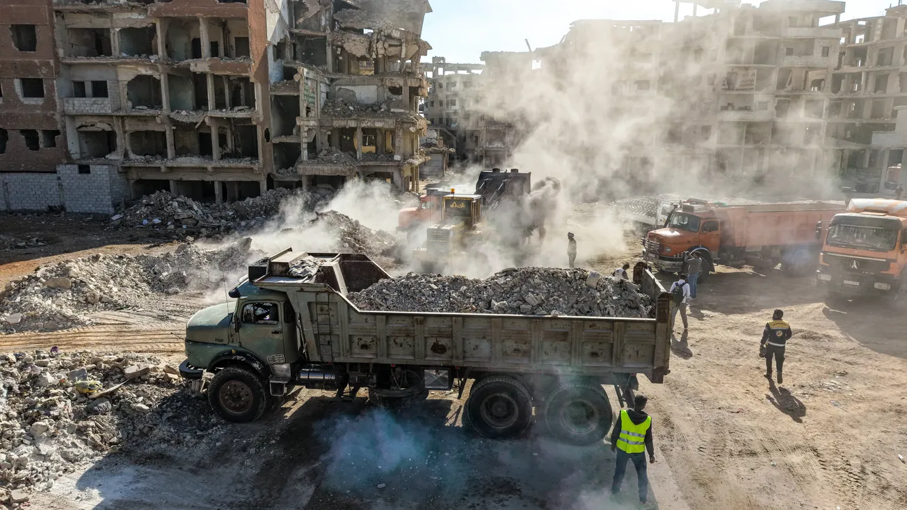 In der syrischen Stadt Daraya wird Kriegsschutt mit Entwicklungshilfe beseitigt und wiederverwertet. Credit: IMAGO/NurPhoto