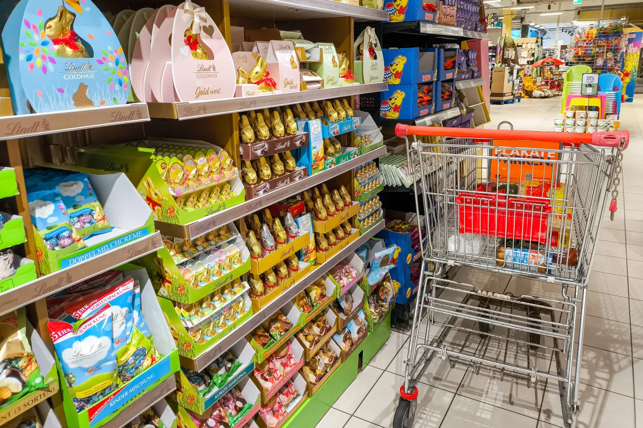 Schokoosterhasen in einem Regal in einem Supermarkt (Symbolbild). Credit: IMAGO/Bihlmayerfotografie