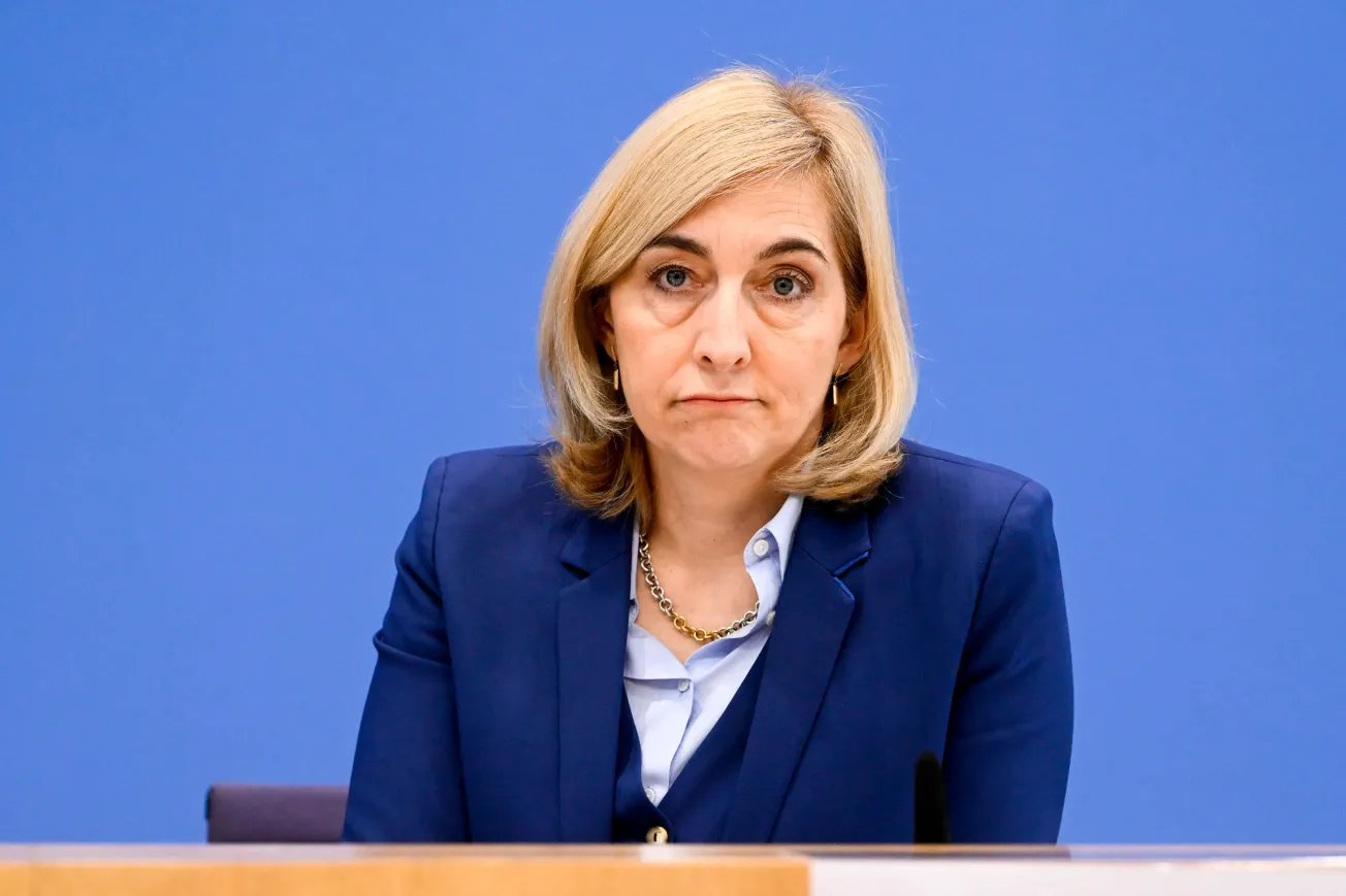 Gesundheitsministerin Nina Warken (CDU) in der Bundespressekonferenz. Credit: IMAGO/BREUEL-BILD