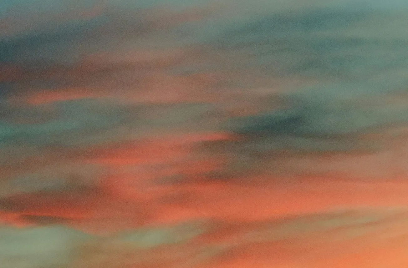 Ein Himmel mit rötlich gefärbten Wolken. Credit: Jason Leung/Unsplash