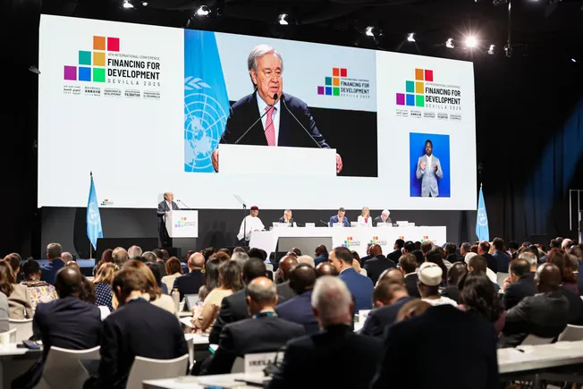 Der Schuldenberg wächst, die Welt verhandelt