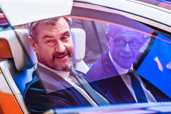 Merz’ Autogipfel ohne Geld + Sitzungswoche mit Meilenstein