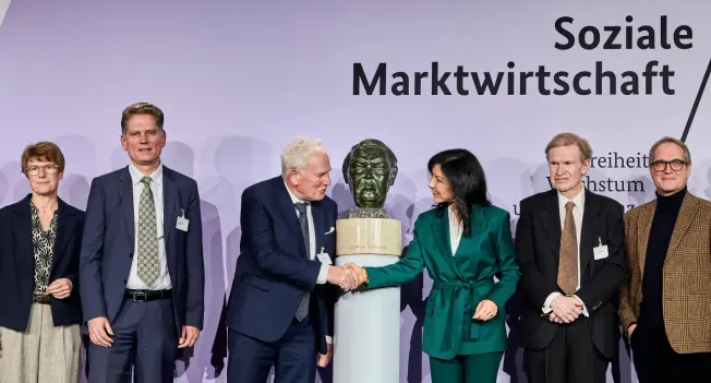 Nach Ludwig Erhards Vorbild: Reiche will weniger Staat und mehr Markt