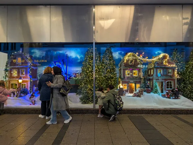 Ein Drittel will bei Weihnachtsgeschenken sparen