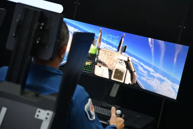 Ein Pilot steuert eine unbemannte Helsing-Kampfdrohne.